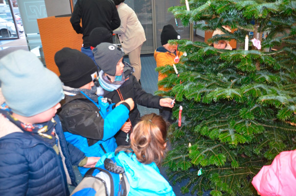 Vorschulkinder schmücken Tannenbaum